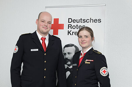 Stefan Schoch und Nadine Hanakam in Rotkreuz-Uniform.