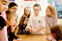 Gruppe von Grundschulkinder übt Verband anlegen