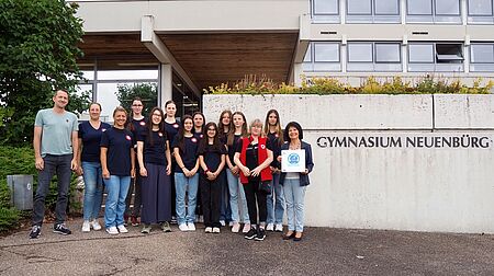 v. l. Nabil Yousfi (kommissarischer Schulleiter),  Julia Wesarg, Lisa Pfaff (Lehrkräfte und Verantwortliche für den Schulsanitätsdienst am Gymnasium Neuenbürg), 3. v. r. Sandra Scheible (Mitarbeiterin für Schularbeit beim DRK-Kreisverband Pforzheim-Enzkreis e. V.) und ganz rechts Ingrid Herrmann (stellvertretende Präsidentin des DRK-Kreisverbands)