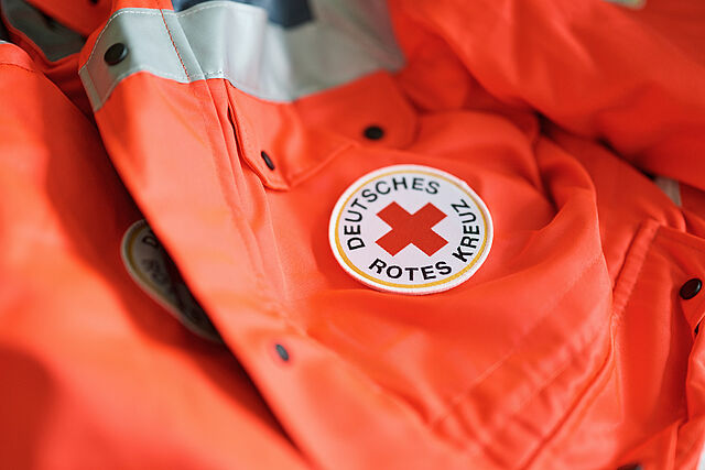 Einsatzjacke mit Rotkreuz-Logo